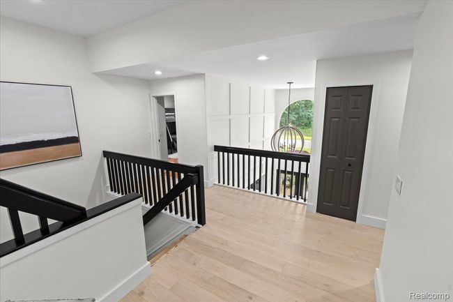 Upper level landing. | Image 27