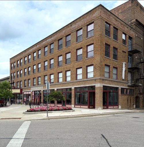 5823 6th Ave, Kenosha, WI, 53140-4105 | Card Image