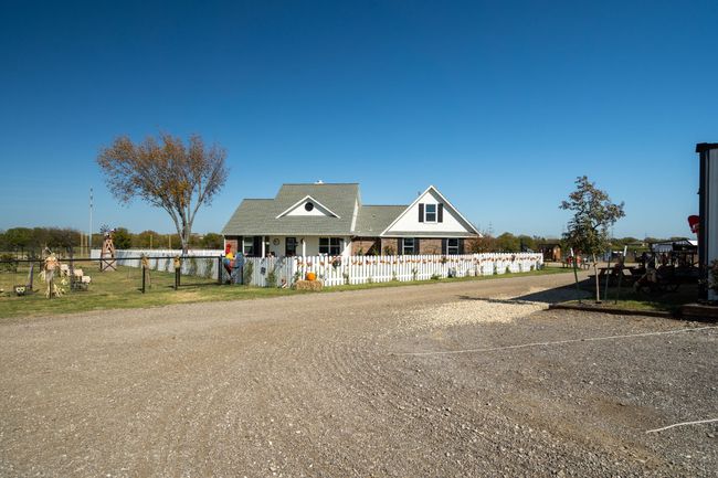 4574 Masch Branch Rd, Home with 3 bedrooms, 3 bathrooms and null parking in Krum TX | Image 4