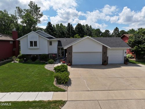 707 Munich Dr, Bismarck, ND, 58504-7042 | Card Image