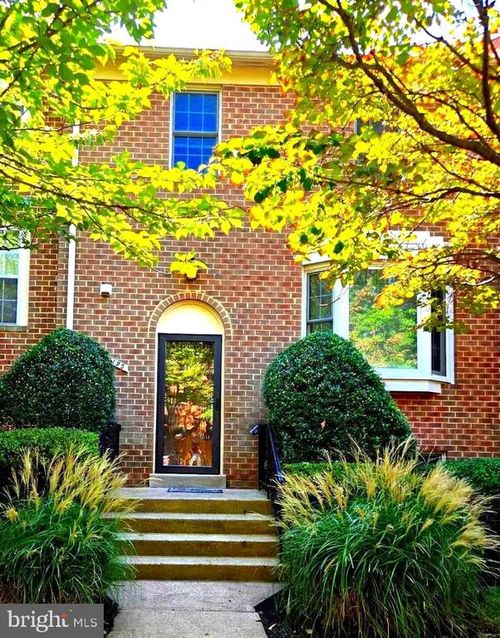 10195 Valentino Dr, OAKTON, VA, 22124-2839 | Card Image