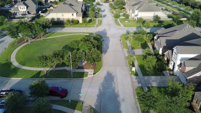 A green space in front of the house, no front yard neighbors. | Image 50