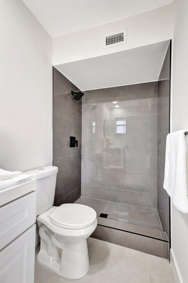 733 Nantucket Cir, Condo with 2 bedrooms, 2 bathrooms and null parking in Lake Worth FL | Image 20