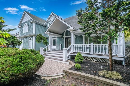 6 Robert Ct, Center Moriches, NY, 11934-2712 | Card Image