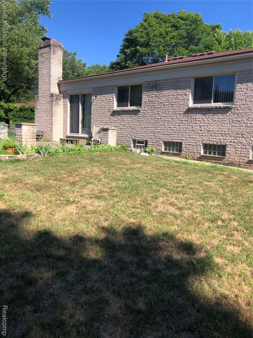 18939 Bainbridge Ave, Livonia, MI, 48152-3319 | Card Image