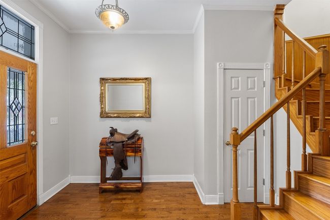 Front entry | Image 32