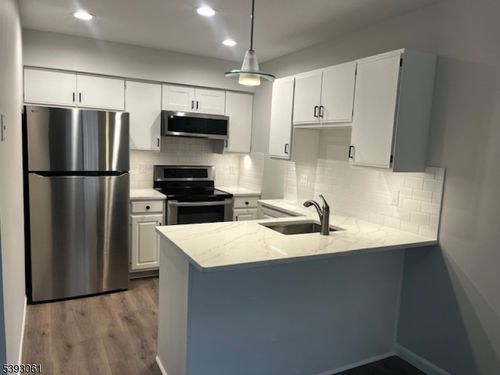 8 Larkspur Ct, Bedminster, NJ, 07921-1509 | Card Image