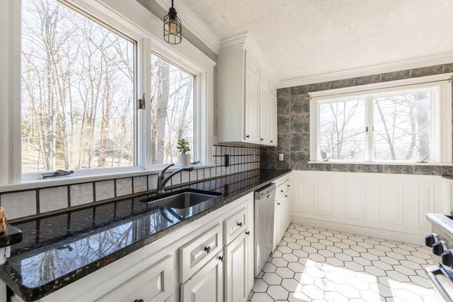 2 - 169 Walker Rd, Condo with 3 bedrooms, 1 bathrooms and 1 parking in Swampscott MA | Image 8