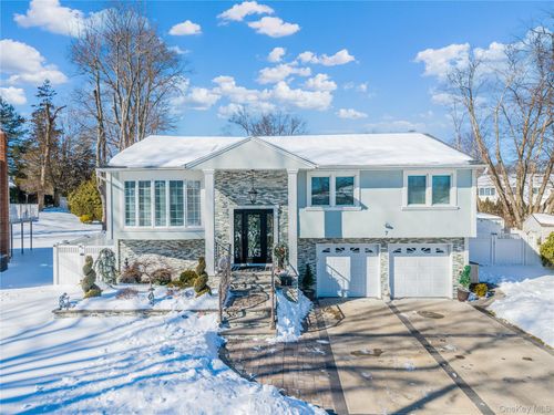 7 Dunhill Rd, Manhasset Hills, NY, 11040-2216 | Card Image