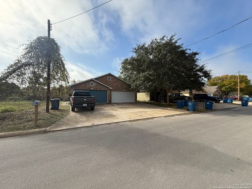 818 Houston, Pleasanton, TX, 78064-2830 | Card Image