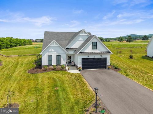4633 Range Runner Dr, FAYETTEVILLE, PA, 17222-7708 | Card Image