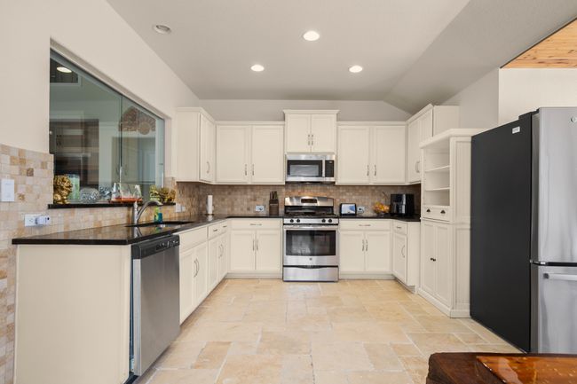 111 Bobolink Cv, House other with 4 bedrooms, 3 bathrooms and 2 parking in Kyle TX | Image 15
