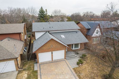 17 Lawnview Dr, North York, ON, M2N5J9 | Card Image