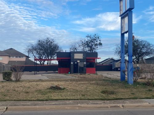 122 S Hampton Rd, Desoto, TX, 75115-5742 | Card Image