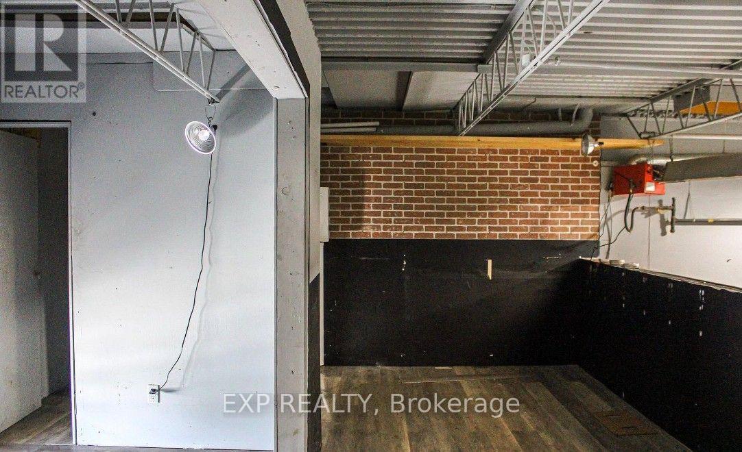 Commercial Lease in Toronto (Thorncliffe Park) 3