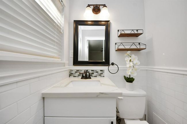 Half bathroom | Image 15