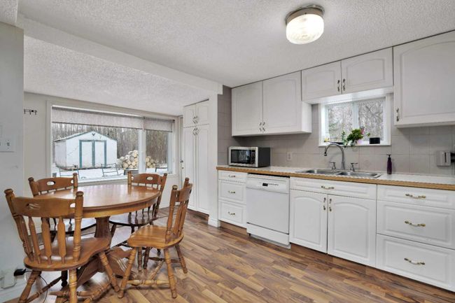 5111 47 Avenue, Home with 2 bedrooms, 2 bathrooms and 4 parking in Sylvan Lake AB | Image 4