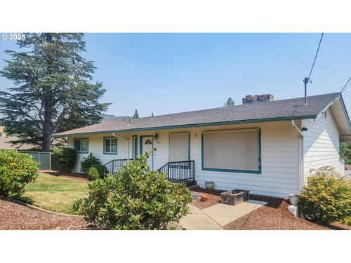 1929 Nw Lynwood St, Roseburg, OR, 97471-6009 | Card Image