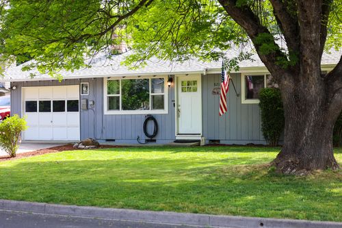 821 Crestbrook, Medford, OR, 97504 | Card Image