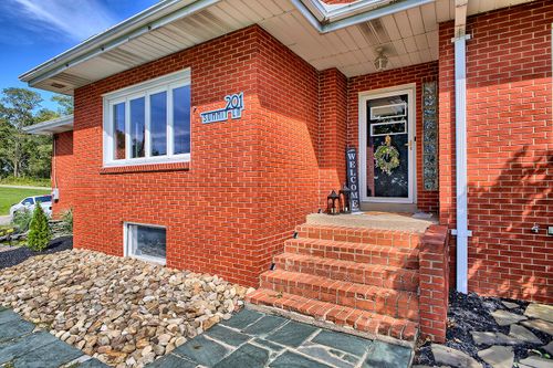 201 Summit Ln, New Alexandria, PA, 15670-3132 | Card Image