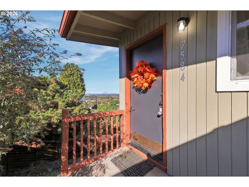 7548 S Kelly Ave, Portland, OR, 97219-2938 | Card Image
