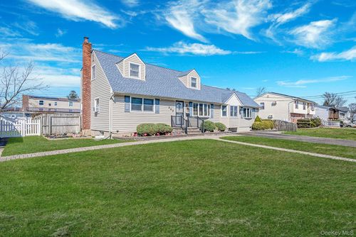 260 28th St, Copiague, NY, 11726-2606 | Card Image