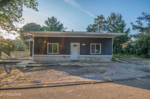 1104 Broadway St, Lenoir City, TN, 37771-2658 | Card Image