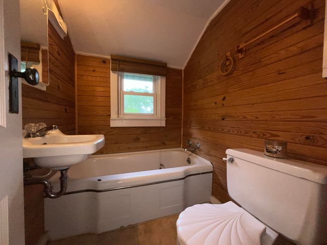 Upstairs Bath | Image 44