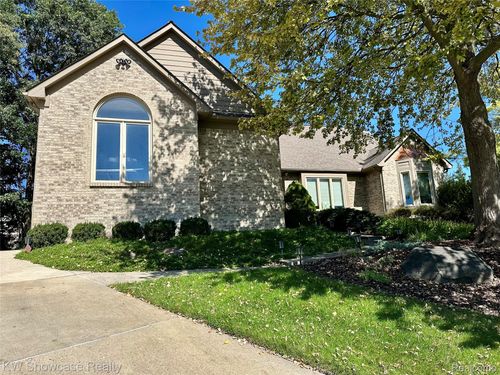 650 Plainfield Dr, White Lake, MI, 48386-3560 | Card Image