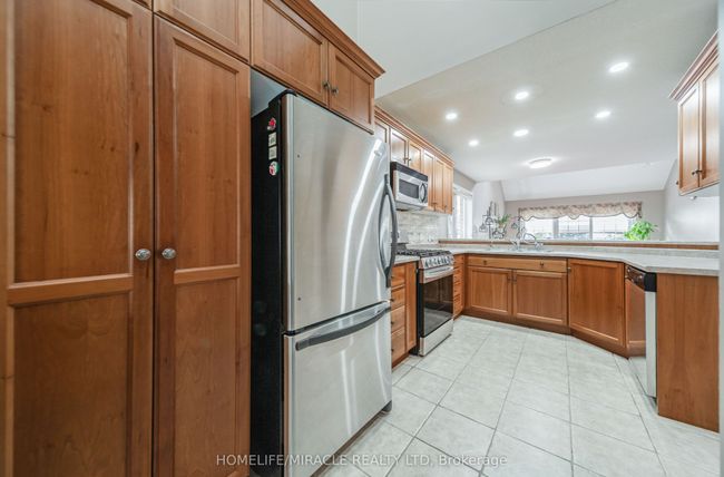93 Lynch Cir, House attached with 4 bedrooms, 4 bathrooms and 2 parking in Guelph ON | Image 12