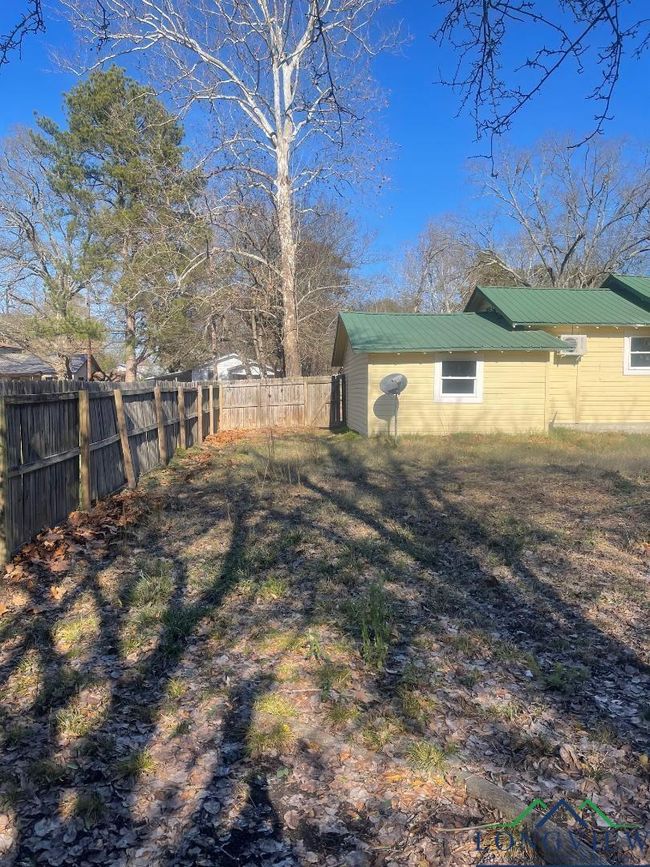 338 E Peters St, House other with 3 bedrooms, 2 bathrooms and null parking in De Kalb TX | Image 44