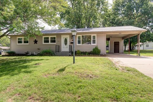 1520 S Carnation Dr, Aurora, MO, 65605-2010 | Card Image