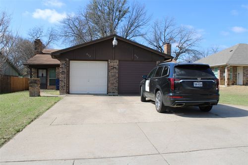 615 Nw Renfro St, Burleson, TX, 76028-3430 | Card Image