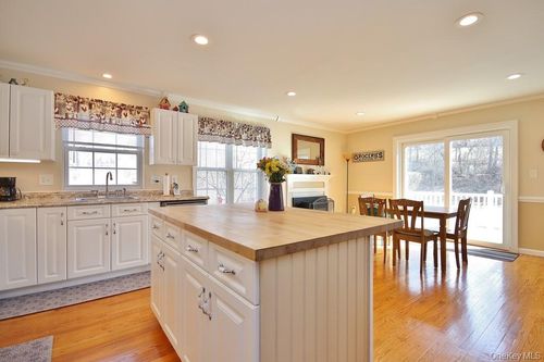 5 Old Field Cir, Pawling, NY, 12564-2172 | Card Image