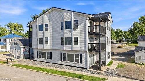5214 Old Lake Rd, Geneva, OH, 44041-9491 | Card Image