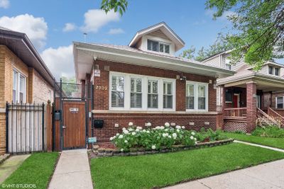 7232 S East End Avenue, House other with 5 bedrooms, 2 bathrooms and 2 parking in Chicago IL | Image 1