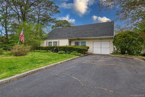 275 Southaven Ave, Medford, NY, 11763-4358 | Card Image