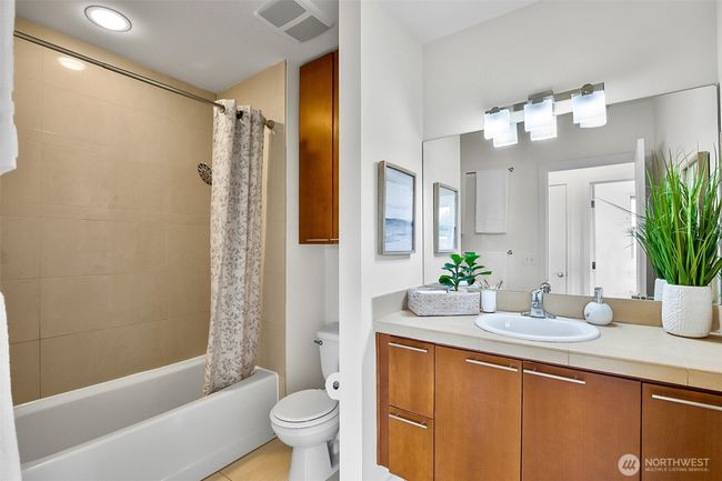 1214 N Northgate Way, Townhouse with 3 bedrooms, 2 bathrooms and 1 parking in Seattle WA | Image 33