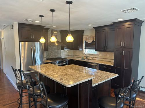 17 Lee Ave, Rockville Centre, NY, 11570-4302 | Card Image