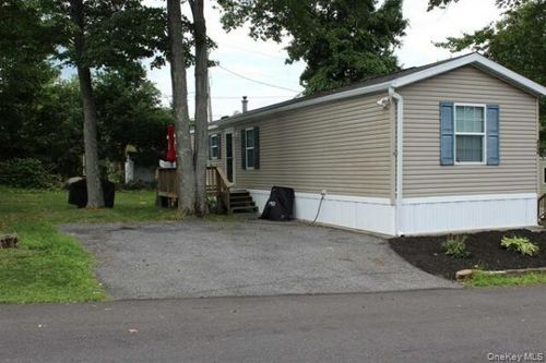 424 Sand Gate Dr, New Windsor, NY, 12553-8951 | Card Image