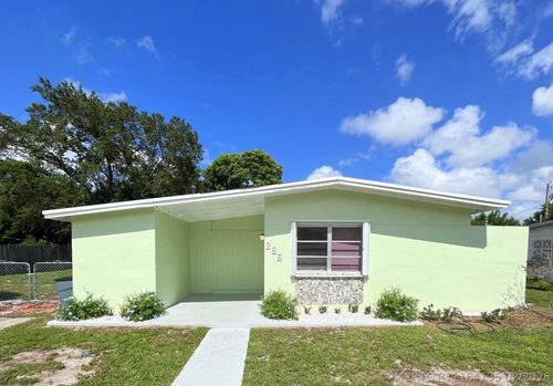285 Se Abeto Ln, Port St. Lucie, FL, 34983-8427 | Card Image