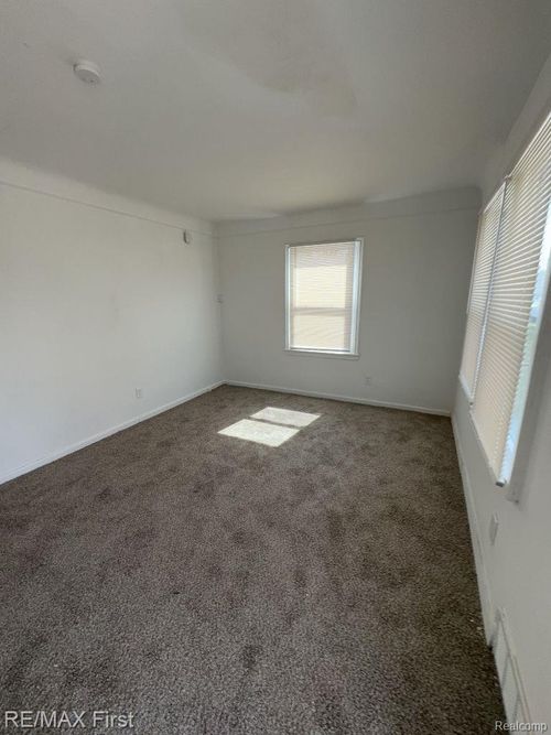 8638 Heyden St, Detroit, MI, 48228-2949 | Card Image