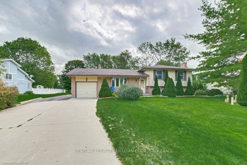 33374 Queen St, Ailsa Craig, ON, N0M1A0 | Card Image