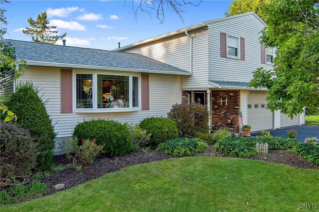 Donegal Way, Liverpool, NY 13088
