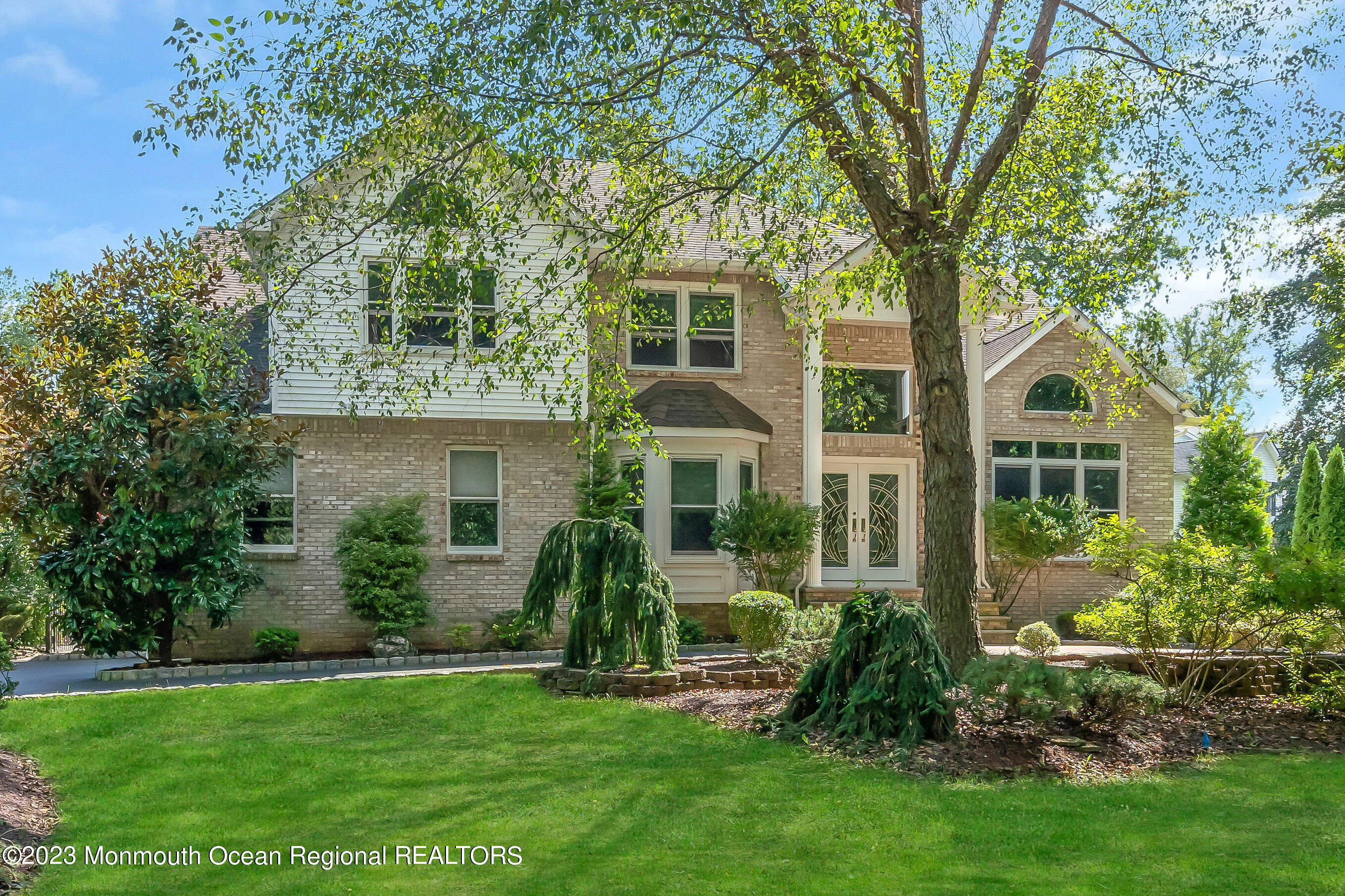 Roxbury Ln, Manalapan, NJ 07726