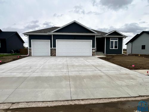 1210 Country Club Dr, Elk Point, SD, 57025 | Card Image