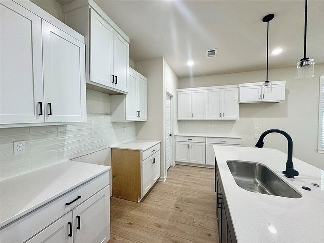 Tons of quality details throughout | Image 8