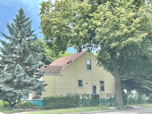 104 Detroit St, Trenton, MI, 48183-1211 | Card Image