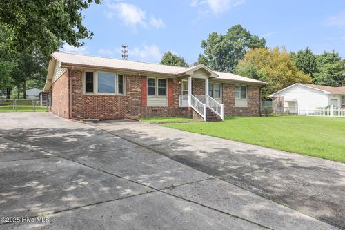 16 Colonial Dr, Jacksonville, NC, 28546-4827 | Card Image