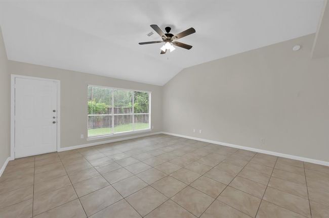 Living area. | Image 8